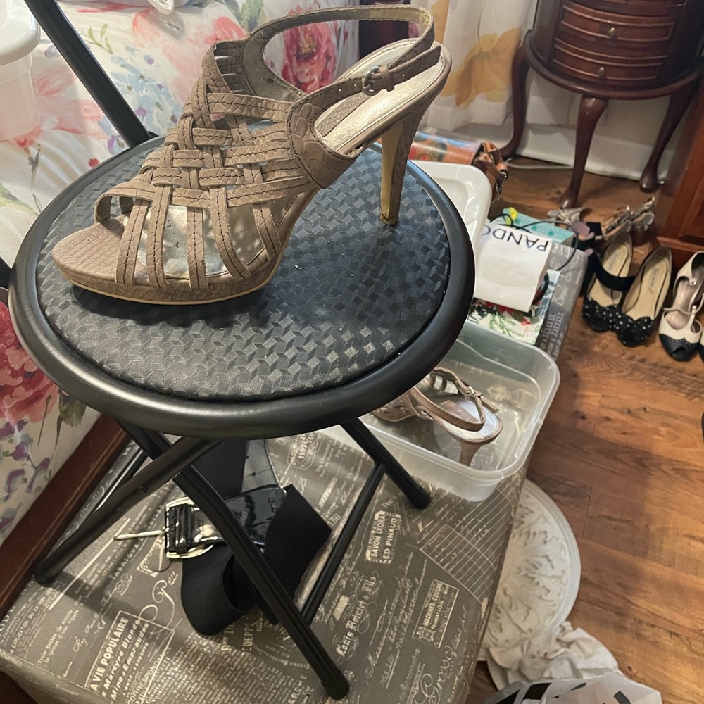 Bandolino grey heels like new.